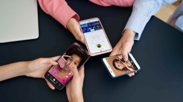 عکس از ۳ موبایل در حال اجرای اینستاگرام